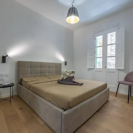 Traditional 2br Stylish Townhouse With Maltese Balcony - Close To Triton Fountain Valletta, Sliema & Saint Julians * La Valletta