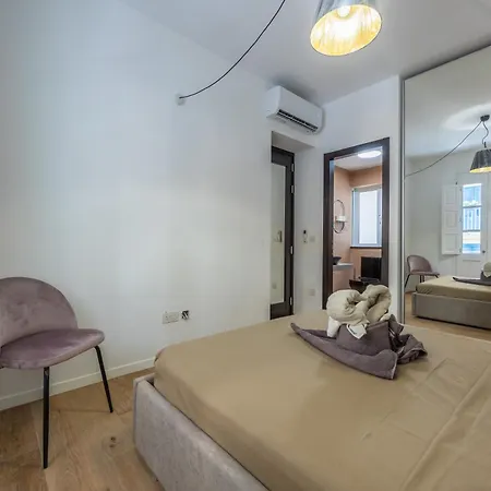 Traditional 2br Stylish Townhouse With Maltese Balcony - Close To Triton Fountain Valletta, Sliema & Saint Julians Valletta