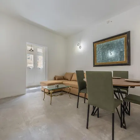 Traditional 2br Stylish Townhouse With Maltese Balcony - Close To Triton Fountain Valletta, Sliema & Saint Julians