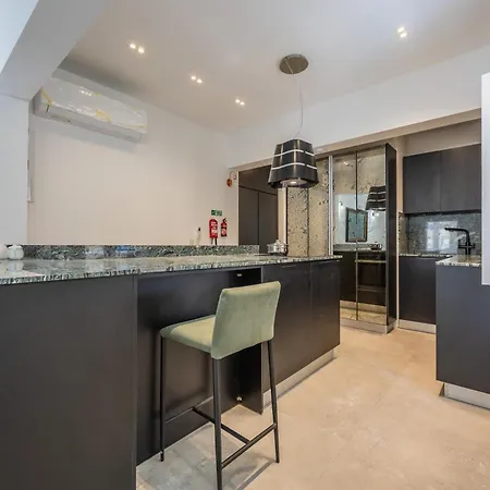 Traditional 2br Stylish Townhouse With Maltese Balcony - Close To Triton Fountain Valletta, Sliema & Saint Julians