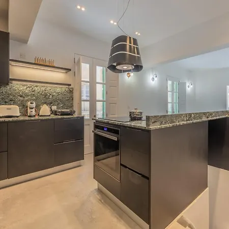 Traditional 2br Stylish Townhouse With Maltese Balcony - Close To Triton Fountain Valletta, Sliema & Saint Julians * Valletta