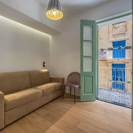 Traditional 2br Stylish Townhouse With Maltese Balcony - Close To Triton Fountain Valletta, Sliema & Saint Julians Apartment *