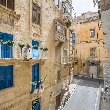 Апартаменты Traditional 2br Stylish Townhouse With Maltese Balcony - Close To Triton Fountain Valletta, Sliema & Saint Julians *
