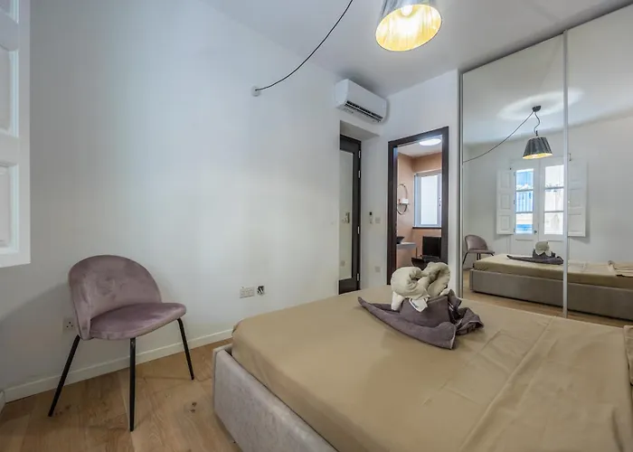 Traditional 2br Stylish Townhouse With Maltese Balcony - Close To Triton Fountain Valletta, Sliema & Saint Julians Valletta