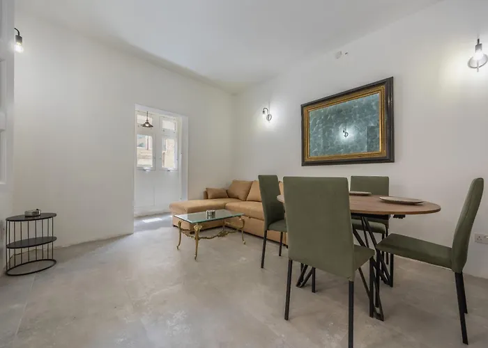 Traditional 2br Stylish Townhouse With Maltese Balcony - Close To Triton Fountain Valletta, Sliema & Saint Julians