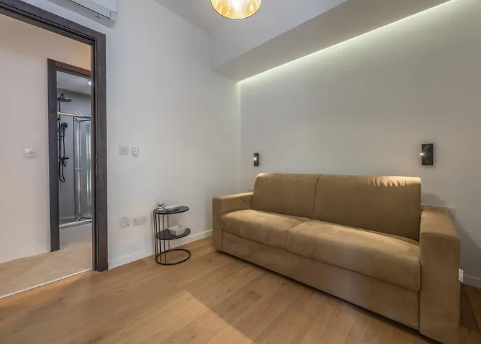 Traditional 2br Stylish Townhouse With Maltese Balcony - Close To Triton Fountain Valletta, Sliema & Saint Julians Apartment Valletta