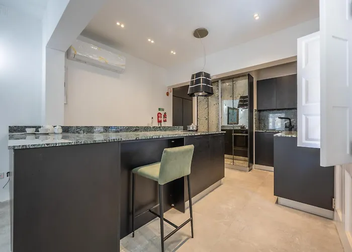 Traditional 2br Stylish Townhouse With Maltese Balcony - Close To Triton Fountain Valletta, Sliema & Saint Julians