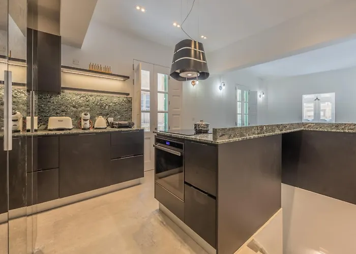 Traditional 2br Stylish Townhouse With Maltese Balcony - Close To Triton Fountain Valletta, Sliema & Saint Julians * Valletta