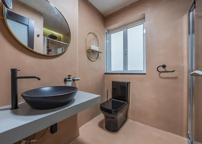 Traditional 2br Stylish Townhouse With Maltese Balcony - Close To Triton Fountain Valletta, Sliema & Saint Julians