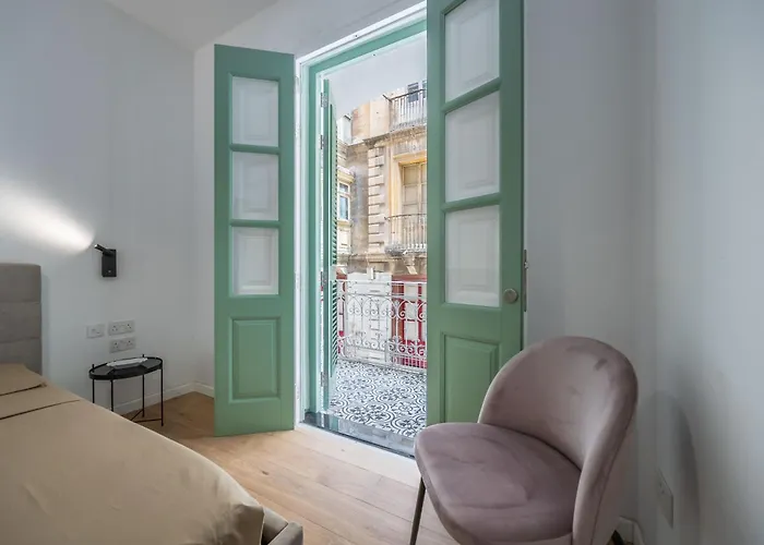 Traditional 2br Stylish Townhouse With Maltese Balcony - Close To Triton Fountain Valletta, Sliema & Saint Julians * Valletta