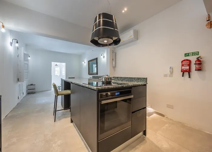 Apartment Traditional 2br Stylish Townhouse With Maltese Balcony - Close To Triton Fountain Valletta, Sliema & Saint Julians