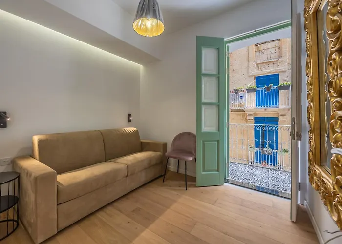 Traditional 2br Stylish Townhouse With Maltese Balcony - Close To Triton Fountain Valletta, Sliema & Saint Julians Apartment *