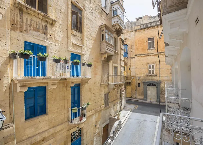 Apartment Traditional 2br Stylish Townhouse With Maltese Balcony - Close To Triton Fountain Valletta, Sliema & Saint Julians *